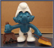 Dustpan and Brush Smurf from Smurfs - Basic Series manufactured by Peyo [Loose]