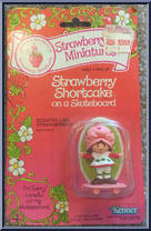 Strawberry Shortcake (on a Skateboard) from Strawberryland Miniatures - Miniatures manufactured by Kenner [Front]