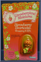 Strawberry Shortcake (Wrapping a Gift) from Strawberryland Miniatures - Miniatures manufactured by Kenner [Front]